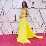 Zendaya trägt eine gelbe Robe von Valentino mit aufregendem Cut-Out. Dazu kombiniert sie Bulgari-Schmuck im Wert von satten 6 Millionen Dollar.