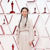So sehen Sieger aus: Chloé Zhao trägt eine Robe von Hermès.