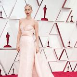In einer schulterfreien Gucci-Robe mit Cut-Outs und Schleppe begeistert Vanessa Kirby bei den Oscars. Doch nicht nur das Kleid sorgt für Aufsehen ...