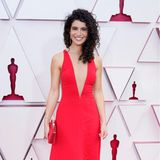 Simpel und ultra chic: Nina Pedrad in engem, leuchtend roten Kleid mit tiefem Mesh-Ausschnitt von Stella McCartney.