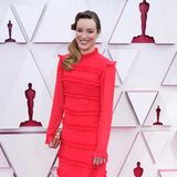 Ashley Fox setzt auf eine Robe mit schmaler Silhouette in Korallrot.