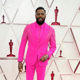 Auch die Männer dürfen nicht fehlen: Colman Domingo trägt einen neonpinkfarbenen Dreiteiler von Atelier Versace.