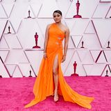 Ariana DeBose ist in ihrer orangefarbenen Robe von Atelier Versace nicht zu übersehen.
