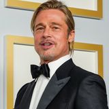 Nicht nur Frauen können für einen tollen Beauty-Moment auf dem Red Carpet sorgen, Brad Pitt begeistert bei den Oscars 2021 mit Man Bun. 
