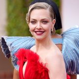 Hochsteckfrisur, rote Lippen, natürlicher Glow – Amanda Seyfrieds Beauty-Look versprüht alten Hollywood-Flair: Glamour pur. 
