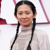 Manchmal ist der natürliche Glow das Schönste, was eine Frau tragen kann – das beweist Chloé Zhao bei den Oscars 2021. 