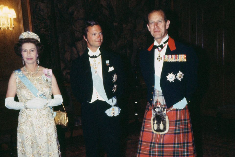 Royals: König Carl Gustaf und Prinz Philip kannten sich Jahrzehnte. Das Foto zeigt den Prinzen und Queen Elizabeth beim Staatsbesuch 1975 in Stockholm. König Carl Gustaf und Prinz Philip kannten sich Jahrzehnte. Das Foto zeigt den Prinzen und Queen Elizabeth beim Staatsbesuch 1975 in Stockholm.