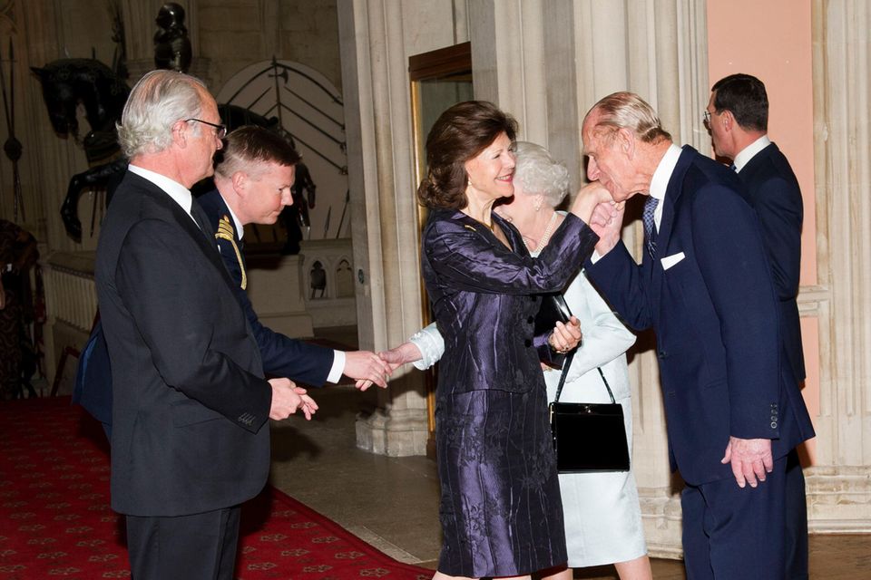 Royals: Küss' die Hand, schöne Frau! Prinz Philip begrüßt Königin Silvia im Beisein von König Carl Gustaf und Queen Elizabeth zu einem Essen auf Schloss Windsor. Getroffen wurde sich im Mai 2012 anlässlich des Diamantenen Jubiläums der Queen. Küss' die Hand, schöne Frau! Prinz Philip begrüßt Königin Silvia im Beisein von König Carl Gustaf und Queen Elizabeth zu einem Essen auf Schloss Windsor. Getroffen wurde sich im Mai 2012 anlässlich des Diamantenen Jubiläums der Queen.