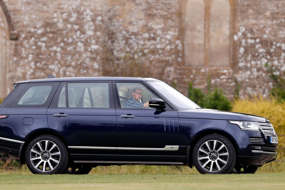 Prinz William + Herzogin Catherine: Prinz William genießt als dreifacher Familienvater den Komfort des geräumigen Range Rover L405. Prinz William genießt als dreifacher Familienvater den Komfort des geräumigen Range Rover L405.