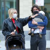 25. April 2021  Schauspielerin Chloë Sevigny spaziert mit Ehemann und Söhnchen durch die Straßen New Yorks. Der Besuch im Park hat den kleinen Vanja sichtlich müde gemacht. Er kuschelt sich in die Arme von Papa Sinisa und lässt sich gemütlich nach Hause tragen.        