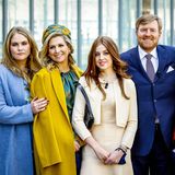 Seinen 54. Geburtstag wird König Willem-Alexander bestimmt nicht vergessen. Und seine wohl wertvollsten Geschenke hält er bereits fest in seinen Armen: Máxima, Amalia, Alexia und Ariane.