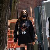 Irina Shayk erregt in New York nicht nur mit ihren langen Beinen in Overknee-Stiefeln Aufmerksamkeit, sondern auch mit einem Pulli. Darauf zu sehen: Der kürzlich verstorbene Rapper DMX, der erst vor wenigen Tagen beigesetzt wurde.