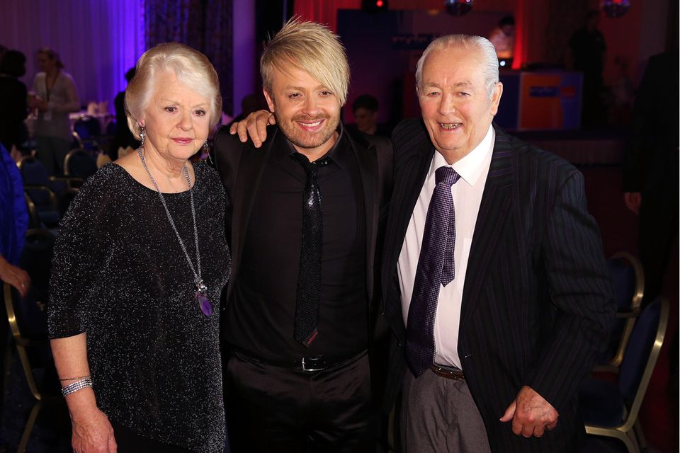 Mental Health Matters: Ross Antony mit seinen Eltern Vivien Catterall und Denis Catterall 2015. Sein Vater stirbt 2017. Er hatte lange Zeit gegen Parkinson und Krebs gekämpft. Ross Antony mit seinen Eltern Vivien Catterall und Denis Catterall 2015. Sein Vater stirbt 2017. Er hatte lange Zeit gegen Parkinson und Krebs gekämpft.