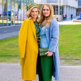 Thronfolgerin Amalia setzt auf eine hellblaue Wickelbluse und eine dunkelgrüne Marlenehose von Natan Couture, dem Hofdesigner von Königin Máxima. Die farblich abgestimmte Clutch hat sie sich von der Mama geliehen. 