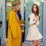 Prinzessin Alexia trägt eine tolle Kombination aus Mini-Dress und Jacke von Maje. Das Wollset in zartem Gelb besticht durch ein Schößchen am Rock. Dazu kombiniert der Teenager filigrane Riemchen-Heels von Zara und eine kleine schwarze Handtasche, die ebenfalls eine Leihgabe von Mama Máxima ist. 