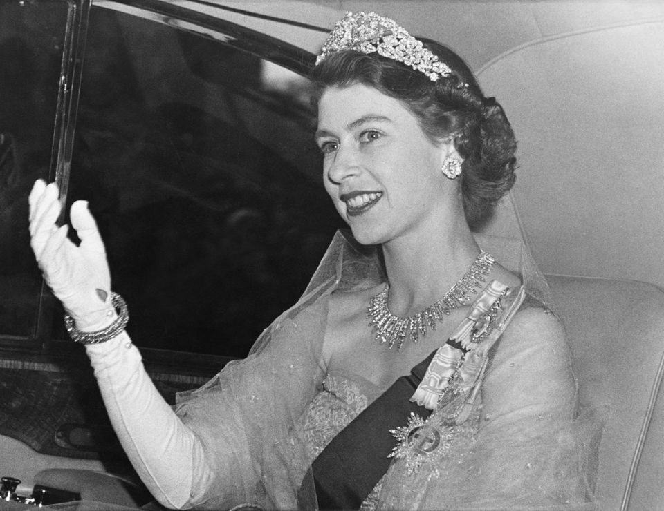 Das Schmuckstück war einst ein Teil des "Nizam of Hyderabad"-Diadem, das Königin Elizabeth vom Prinzen von Nizam und Berar zur Hochzeit mit Prinz Philip geschenkt bekommen hat. 1951, beim Staatsbesuch in Norwegen trägt Queen Elizabeth noch das "Nizam of Hyderabad"-Diadem, dass nachträglich zu einer Brosche umdesignt wurde. 