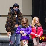 27. April 2021  Sängerin Lily Allen ist mit ihren Töchtern Ethel und Marnie zu einem kleinen Einkaufsbummel in Manhattan unterwegs. Und dass sich die Shopping-Tour mit Mama gelohnt hat, beweist dieses Paparazzi-Foto: Aus dem Geschäft kommen die beiden Mädels mit schicken, neuen Jäckchen im Partnerlook, die sie sofort überziehen. Denn die Daunenjacken sind nicht nur angesagt, sondern auch perfekt auf die kalte Jahreszeit in New York abgestimmt - und genug Platz für das Kuscheltier in der Tasche gibt es obendrein.