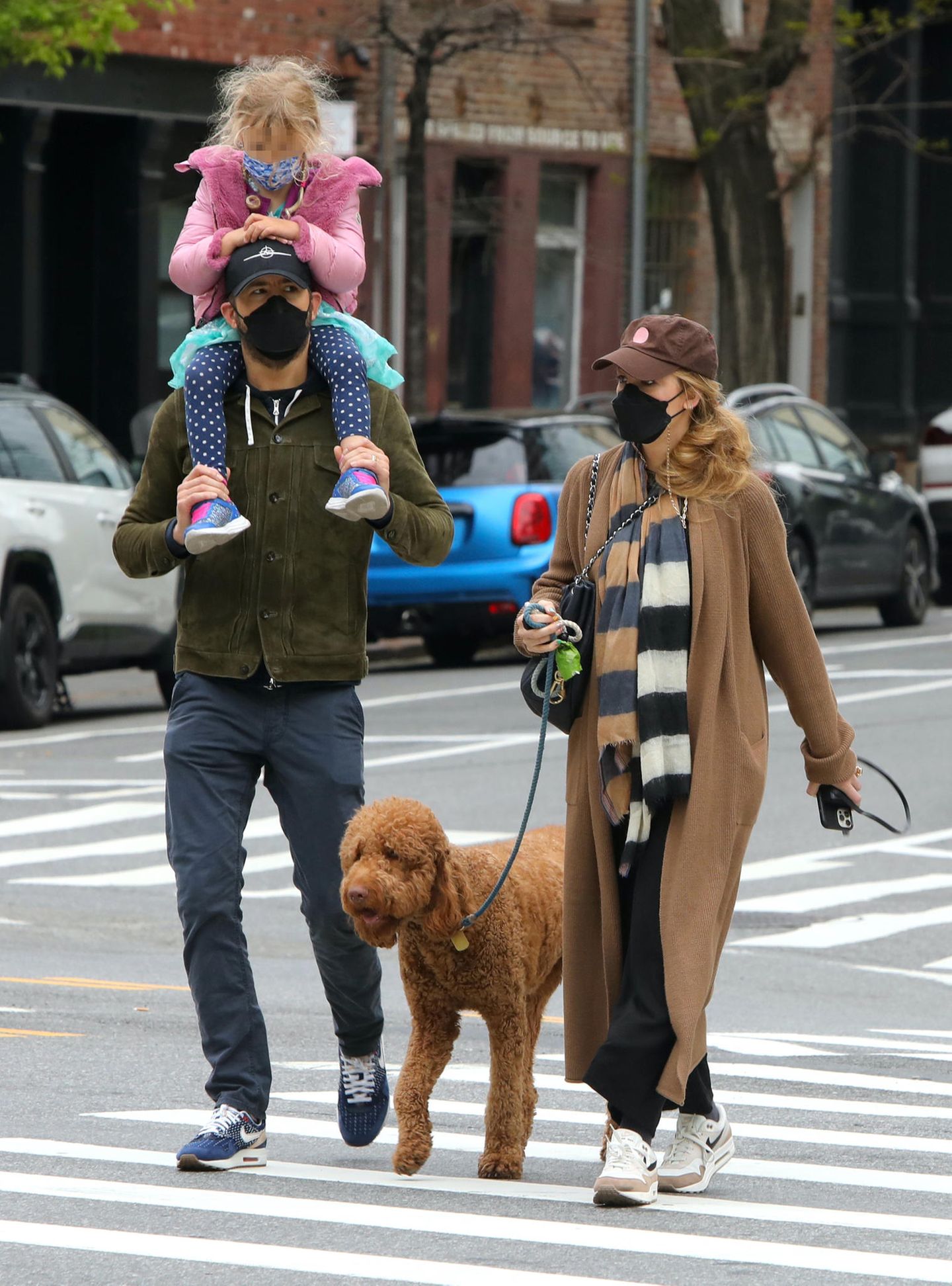 Schauspieler Ryan Reynolds und Ehefrau Blake Lively bringen ihre Tochter gerne selbst zur Schule. Papa Ryan übernimmt diese Aufgabe mit vollem Körpereinsatz und trägt seine Liebste auf seinen starken Schultern. An diesem Morgen ist die fünfköpfige Familienbande zwar nicht komplett, dafür begleitet sie ihr süßer Hund durch die Straßen New Yorks.