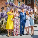 Wegen der Coronapandemie feiert die niederländische Königsfamilie den Königstag 2020 daheim in Den Haag. Vor wunderschöner Blumenkulisse zeigen sich alle fünf gut gelaunt und top gestylt. 