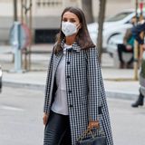 Königin Letizia zeigt, mit welchen simplen Mitteln ein perfektes Schwarz-Weiß-Outfit gelingen kann. Bei einem Meeting mit der Stiftung "FundéuRAE“ in Madrid wertet sie ihren ansonsten recht schlichten Look mit einem karierten Statement-Mantel von Mirto auf. Dazu kombiniert sie eine Bluse von Hugo Boss, eine coole Lederhose von Uterqüe und schwarze Pumps. 