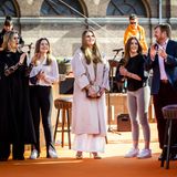 Anschließend besuchen die niederländischen Royals die Proben zum Konzert von "The Streamers" in Den Haag und applaudieren den Musikern fröhlich zu.  