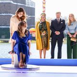 Prinzessin Ariane hat sichtlich Spaß bei einer wilden Luftkissenfahrt auf dem High-Tech-Campus in Eindhoven. Auch die übrigen Familienmitglieder können sich das Lachen nicht verkneifen.