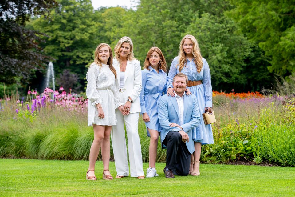 Königin Máxima: Im Garten von Huis ten Bosch posiert das Königspaar mit seinen Töchtern (v. l.) Ariane, 14, Alexia, 15, und Amalia, 17. Im Garten von Huis ten Bosch posiert das Königspaar mit seinen Töchtern (v. l.) Ariane, 14, Alexia, 15, und Amalia, 17.