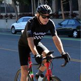 In Santa Monica erwischen Paparazzi Harrison Ford auf seinem Rennrad. Mit seinen fast 80 Jahren und strammen Waden flitzt der Schauspieler durch die Straßen der Stadt. Das Radfahren hält ihn fit und beweglich – beste Voraussetzungen für ein gesundes Leben.