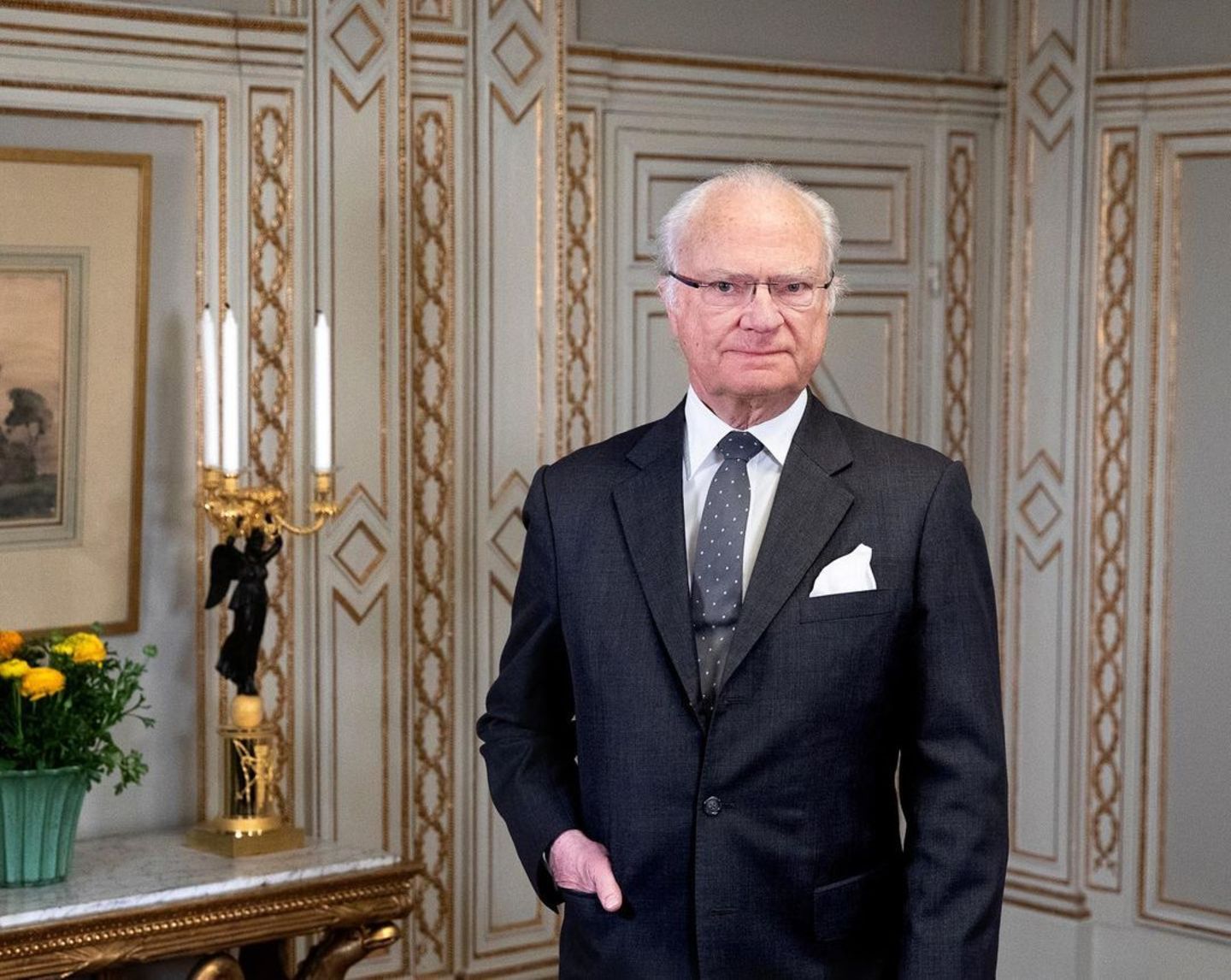 30. April 2021  König Carl Gustaf hätte heute einen guten Grund zu strahlen: Denn der Monarch feiert seinen 75. Geburtstag. Zu einem Porträt, das das schwedische Königshaus zu diesem Anlass auf Instagram postet, wird außerdem ein besonderer Wunsch in seinem Namen ausgerichtet. Statt Geschenke zu bekommen, würde sich König Carl Gustaf darüber freuen, wenn all diejenigen, die ihm zu seinem Geburtstag eine Freude machen wollen, eine kleine Spende an die schwedischen Stadtmissionen entrichten. Bedürftige sollen so Unterstützung erhalten, wie es in dem Beitrag weiter heißt.