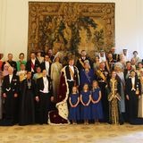 Aber es geht ja noch weiter, die illustre Gästeschar war ja viel größer. Holen Sie sich doch eine Lupe, und testen sie ihr Wissen über den Hochadel der ganzen Welt. Kleiner Tipp: Wir sehen noch Belgien, Thailand, Luxemburg und Monaco. Viel Spaß beim royalen Suchen.