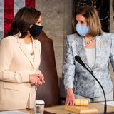 Und in so einem Moment darf nach Anerkennung der historischen Bedeutsamkeit dann auch ruhig ein kleiner Blick auf den Look der beiden Spitzenpolitikerinnen geworfen werden. Es ist unwahrscheinlich, dass Kamala Harris und Nancy Pelosi sich abgesprochen haben, aber dass beide einen pastellfarbenen Business-Look für die Kongresssitzung wählten, ist ein schöner Zufall. 