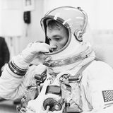 28. April 2021 (90 Jahre)   Der US-amerikanische Astronaut Michael Collins ist im Alter von 90 Jahren verstorben. Jeder kennt den historischen Flug der "Apollo 11" im Jahre 1969. Neil Armstrong und Buzz Aldrin gingen als erste Menschen auf dem Mond in die Geschichte ein. Während der bedeutsamen Weltraummission blieb Collins als Pilot zurück und umkreiste alleine den Mond, während seine beiden Kollegen die ersten Fußabdrücke im Mondstaub hinterließen. Seine Rolle als Pilot mag ihn vielleicht nicht gleichermaßen berühmt gemacht haben, aber ohne ihn währe diese Mission nicht möglich gewesen. 