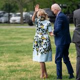 Dr. Jill Biden ist nun seit 100 Tagen im Amt der First Lady. Für diesen besonderen Anlass wählt die Frau von US-Präsident Joe Biden ein Kleid, welches wir aus einer ihrer vorherigen Looks kennen: Das Zitronen-Musterkleid in Hellblau für umgerechnet etwa 3.000 Euro ist nicht nur ein Blickfang, sondern scheint auch eines von Jills Lieblings-Pieces zu sein. Übrigens: In dem Dress von Designer Oscar de la Renta hat sich auch Herzogin Meghan gezeigt – zwei Wochen vor dem Sensations-Interview mit Oprah. 