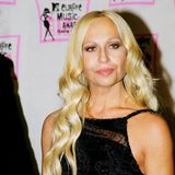 Donatella Versace hat als italienische Modeschöpferin Geschichte geschrieben. In den 1990er Jahren widmete ihr Bruder Gianni Versace ihr das Parfum "Blonde“ und übergab Donatella die künstlerische Leitung des jungen Versace-Labels Versus. Bis heute ist die Blondine eines der Aushängeschilder für das Modelabel. 