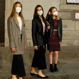 Prinzessin Sofia und Prinzessin Leonor begleiten ihre Eltern König Felipe und Königin Letizia ins Theater in Madrid. Ein besonderer Abend, für den sich die Teenager-Mädchen schick gemacht haben. Die Töchter von Letizia sehen sich nicht nur ähnlich, sie teilen auch den gleichen Modegeschmack. So trägt Sofia den karierten Mantel von Springfield, der zuvor im Kleiderschrank von Leonor hing. 