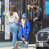 1. Mai 2021   Jennifer Garner und Ben Affleck bringen ihren gemeinsamen Sohn Samuel zum Schwimmunterricht im sonnigen LA. Der Neunjährige wartet ganz lässig mit Badekappe auf dem Kopf darauf, dass es endlich losgeht. Die Körperhaltung scheint sich Samuel bei seinen Eltern abgeschaut zu haben: Alle drei stehen in fast derselben Pose mit überschlagenen Beinen vor dem Eingang des Schwimmbads. 