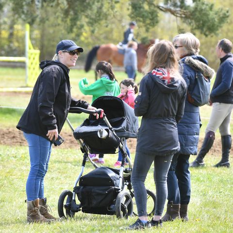 2. Mai 2021  Zara Tindall besucht am Wochenende ein Reitturnier im britischen Cirencester, um ihr Pferd Classicals Euro Star anzufeuern. Die Dreifach-Mama sitzt diesmal nicht selbst im Sattel, sondern schiebt Baby Lucas Philip zur Freude der anwesenden Gäste über die Wiese.