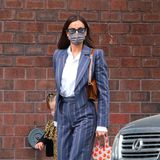 Irina Shayk weiß, wie man den Dandy Look auch feminin stylt: cooler, taillierter Blazer mit betonten Schultern und Crop-Hose, die Blick auf Knöchel oder Söckchen freigibt. Doc Martens-Schnürschuhe und Sonnenbrille machen den Look perfekt
