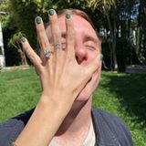 Kein Wunder, ihr Verlobungsring kann sich sehen lassen. Das Prachtstück im "Emerald Cut" ist von der Juwelierin Karina Noel aus Brooklyn, die dem Paar auf Instagram zur Verlobung gratuliert: "Herzlichen Glückwunsch an dieses schöne Paar! Dieses Schmuckstück zu machen war eine große Ehre für mich."