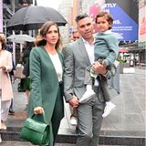 5. Mai 2021  Das ist ein großer Tag für Jessica Alba. Ihr Unternehmen "The Honest Company" geht an die Börse. Ehemann Cash Warren ist stolz auf seine erfolgreiche Frau und begleitet sie zusammen mit Söhnchen Hayes bei diesem wichtigen Termin. 