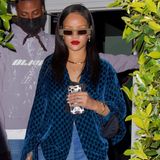 Rihanna ist in Sachen Hair and Make-up eine Verwandlungskünstlerin – das hat sie in den letzten Jahren schon mehrfach unter Beweis gestellt. Doch nun präsentiert sie sich in einem Look, der auch für Rihannas Verhältnisse gewagt ist. Ihre lange Mähne ist jedenfalls Geschichte. 