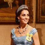 Erst 2015, 24 Jahre später, setzte eine Royal wieder auf die Tiara. Es war ihre Schwiegertochter, Herzogin Catherine. Seitdem hat die Frau von Prinz William das Schmuck mehrfach getragen, wie hier beim Staatsbankett in den Niederlanden 2018.