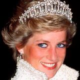 Die "Lover's Knot"-Tiara gilt als die liebste Tiara von Prinzessin Diana – auch wenn sie so schwer war, dass sie davon Kopfschmerzen bekam. Während der 1980-er Jahre trug Diana das Schmuckstück mehrfach zu offiziellen Anlässen, ein letztes Mal schließlich 1991.