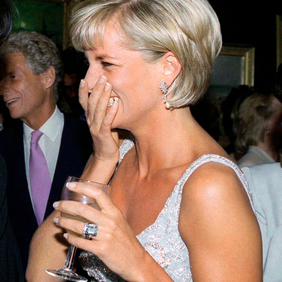Für Prinzessin Diana war dieser Ring von Asprey mit riesigem Aquamarin ein Neuanfang: Sie schenkte ihn sich angeblich selbst zur vollzogenen Scheidung von Prinz Charles 1996.