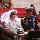 Auch wenn Diana im Palast Zugang zu den kostbarsten Juwelen hatte: Sie trug gerne die florale Tiara ihrer Familie. Die "Spencer Tiara" wurde 1936 angefertigt und innerhalb Dianas Familie weitervererbt, sodass Nichte Celia McCorquodale sie erst kürzlich bei ihrer Hochzeit trug.