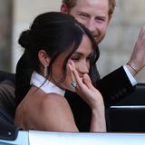 Auch ihre Schwiegertocher Herzogin Meghan trägt den Ring bei einem Neuanfang: Zur Hochzeit mit Prinz Harry. Später sah man ihn ebenfalls während der Tonga-Reise an ihrem Finger.