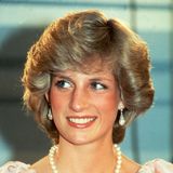 Die Perlenohrringe waren eigentlich ein Hochzeitsgeschenk der Collingwood Juweliere, Diana trug die Schmuckstücke aber schon vorher. Die Ohrringe passen perfekt zur "Lover's Knot"-Tiara.