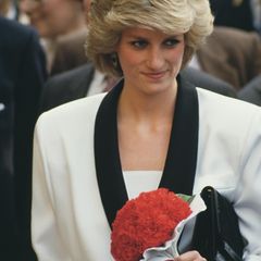 Das wohl bekannteste Schmuckstück ist wohl der Ring mit blauem Sapphir vom Juwelier Garrard, mit dem Prinz Charles um die Hand der Lady Diana Spencer 1981 anhielt.