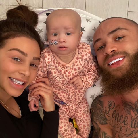 Ashley Caine mit seiner Tochter Azaylia und seiner Freundin Safiyya