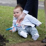 Prinz Charles hilft mit seinem kleinen Schäufelchen sogar fleißig mit. Für den royalen Spross ist es bereits das zweite Bäumchen, das ihm gewidmet wird. Auch eine Rose wurde schon auf seinen Namen getauft.